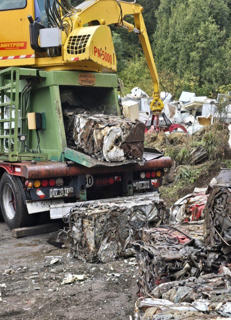 Compactaron más de 100 vehículos abandonados y residuos voluminosos en Villa La Angostura