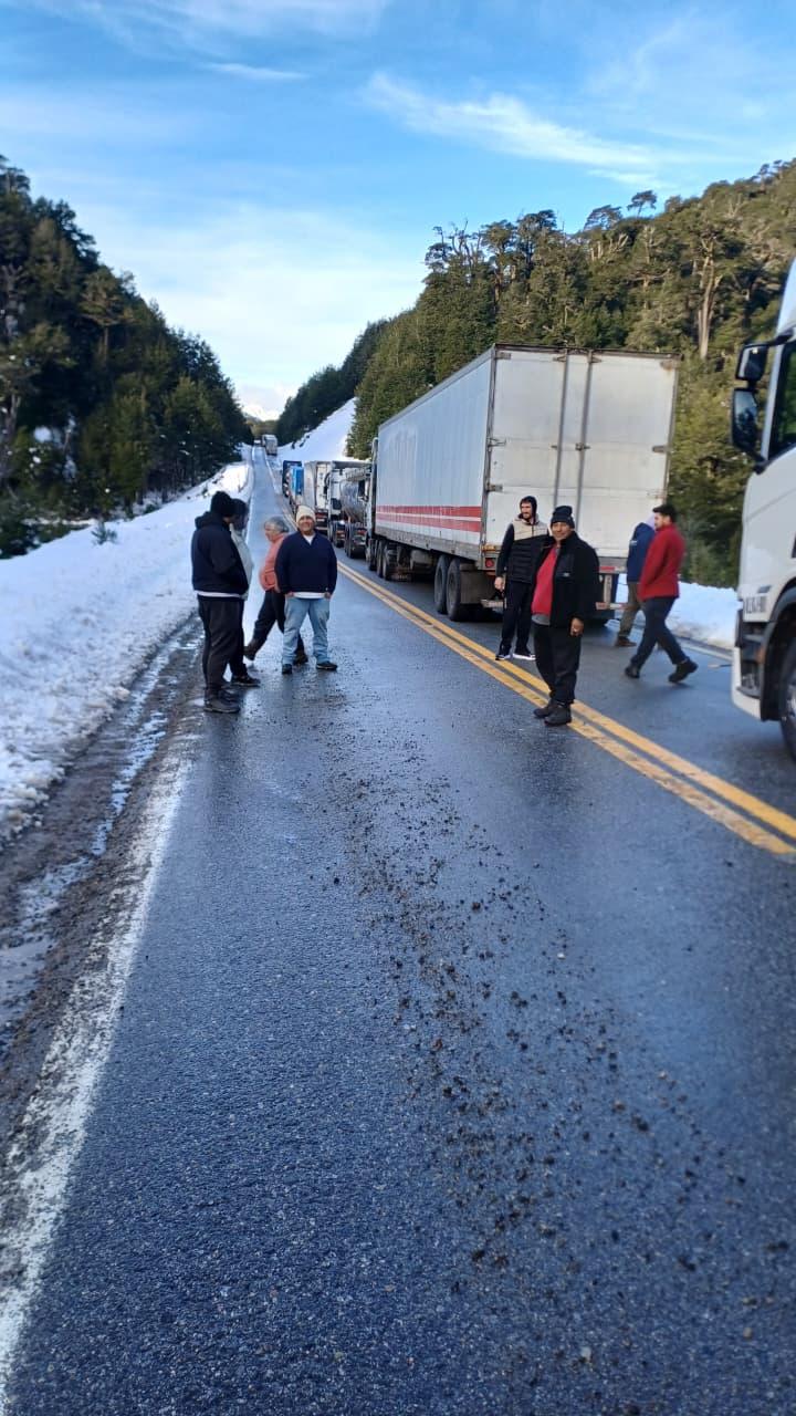 Camioneros reclaman respuestas tras estar más de cuatro días esperando para cruzar por el Paso Internacional Cardenal Samoré.
